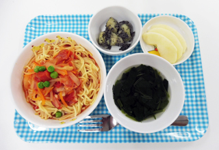 給食（スパゲティ、わかめスープ）